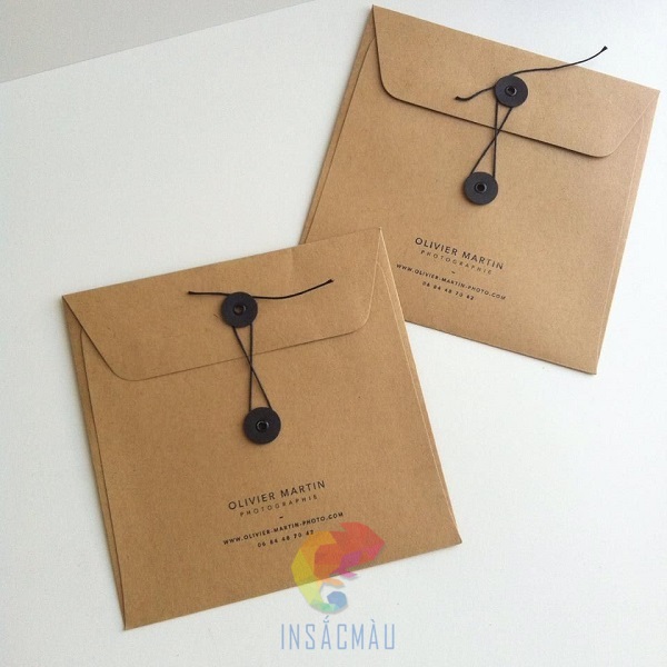 Mẫu bao thư giấy kraft hình vuông, nắp gài dây