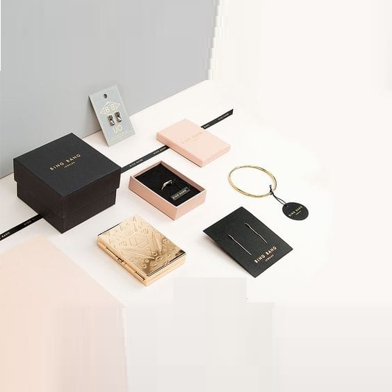 Các mẫu hộp giấy đựng trang sức kiểu dáng và màu sắc đa dạng