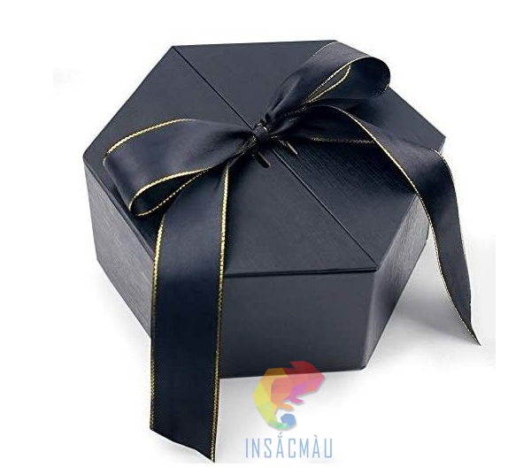 Mẫu hộp giấy đựng quà màu đen sang trọng, ấn tượng