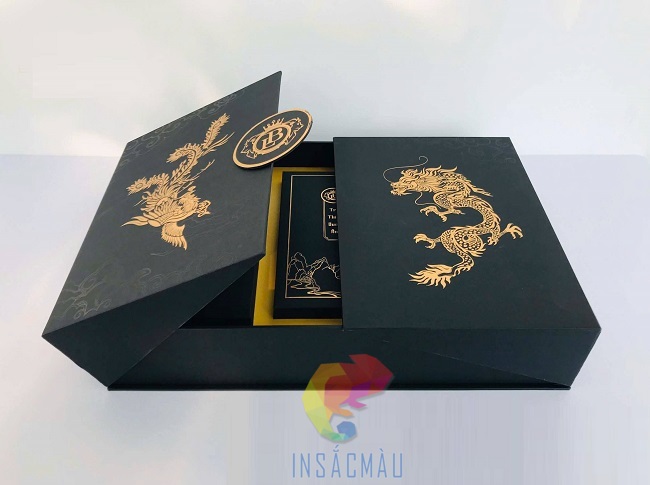 Mẫu hộp carton lạnh nắp cánh bướm in họa tiết ép kim cao cấp