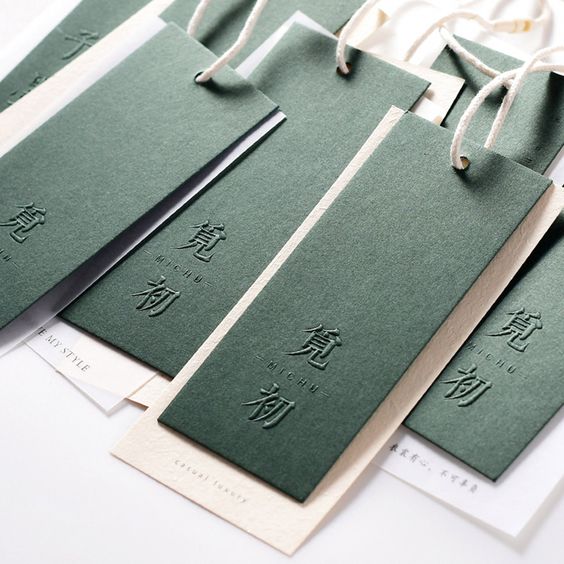 Các chất liệu giấy thường dùng để in tag quần áo