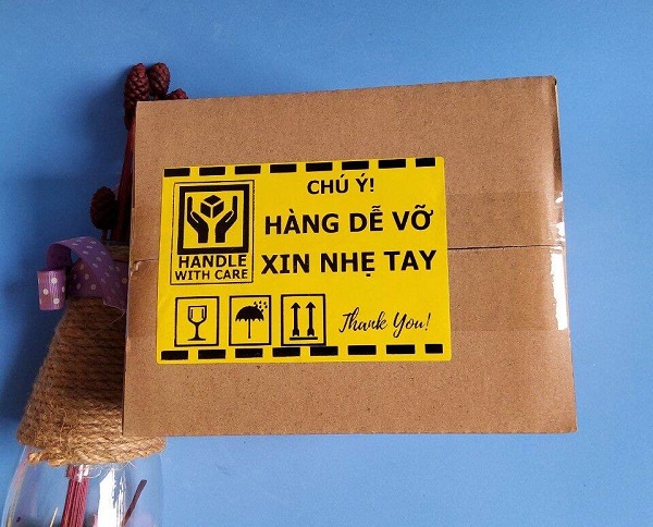 In tem nhãn dán hàng dễ vỡ chất lượng cao, thiết kế theo yêu cầu tại In Sắc Màu