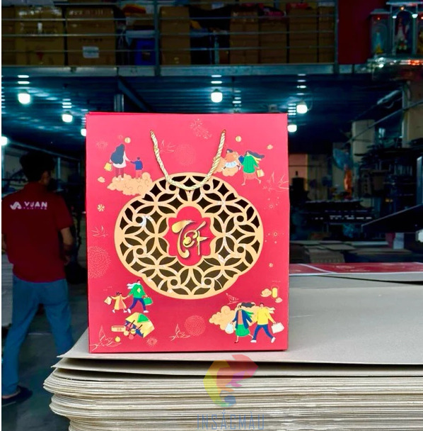 In túi giấy đựng quà Tết đẹp, sang trọng, giá tốt tại In Sắc Màu