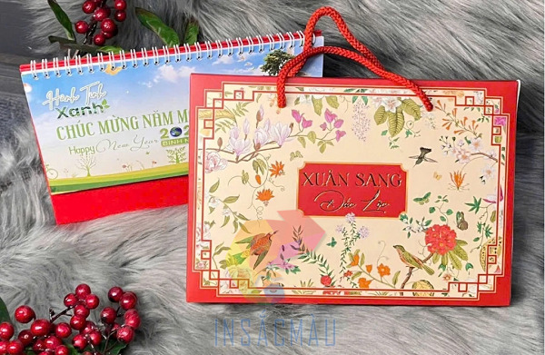 Hộp đựng lịch được làm từ chất liệu gì?