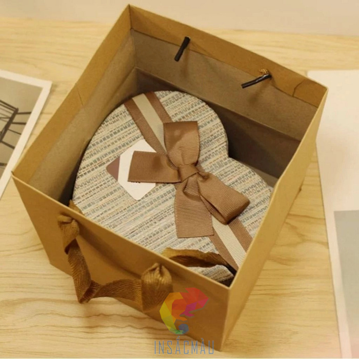 Mẫu túi giấy đáy vuông đựng hộp quà trái tim