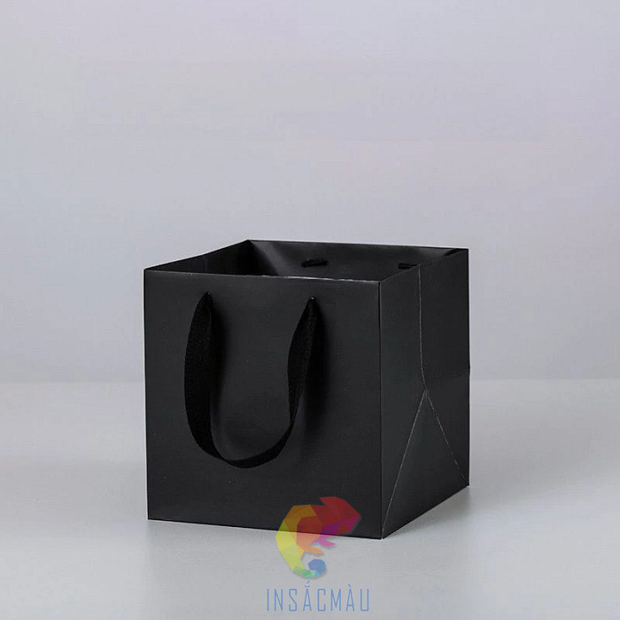 Mẫu túi giấy vuông màu đen