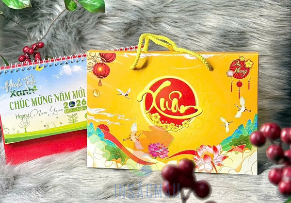 Mẫu hộp giấy đựng lịch để bàn có quai xách