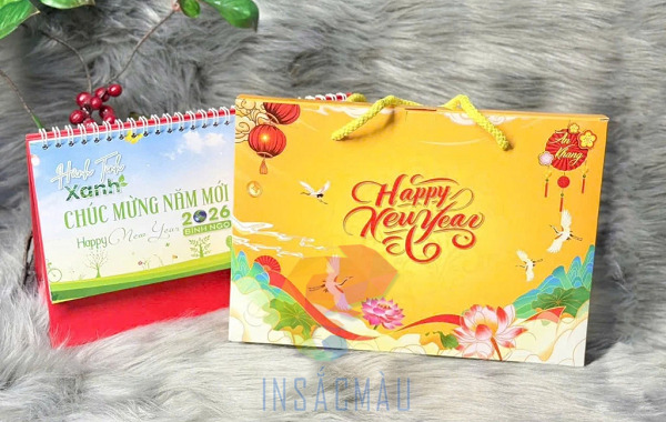 Mẫu hộp giấy đựng lịch Tết 2026 màu vàng bắt mắt
