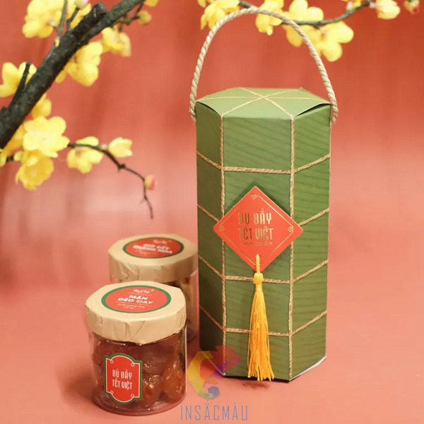 Mẫu hộp đựng mứt Tết hình bánh tét ấn tượng