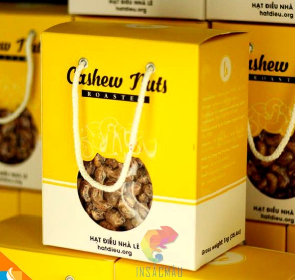 Mẫu hộp giấy đựng hạt điều có quai xách và cửa sổ