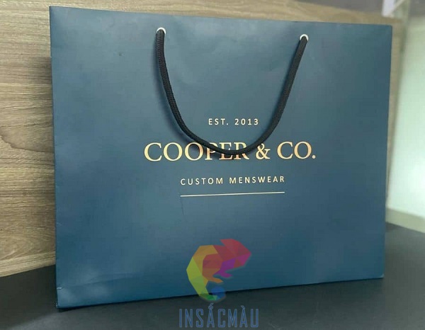 Mẫu túi giấy dáng ngang ép kim tên thương hiệu