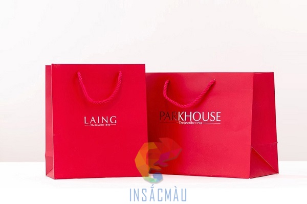 Mẫu túi giấy màu đỏ ép kim bạc nổi bật, thu hút