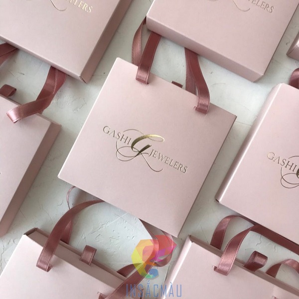 Mẫu túi giấy ép kim bạc, tông hồng nhẹ nhàng, thu hút