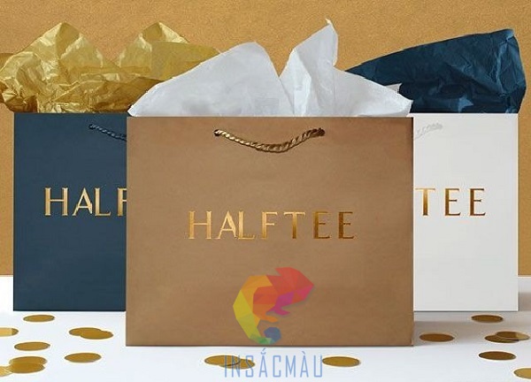 Mẫu túi giấy ép kim vàng dáng ngang, quai xách màu vàng đồng nhất