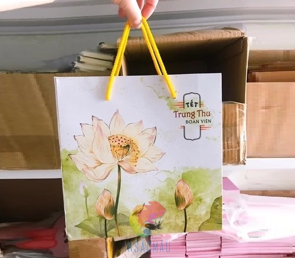 Mẫu túi giấy đựng bánh trung thu in họa tiết hoa sen