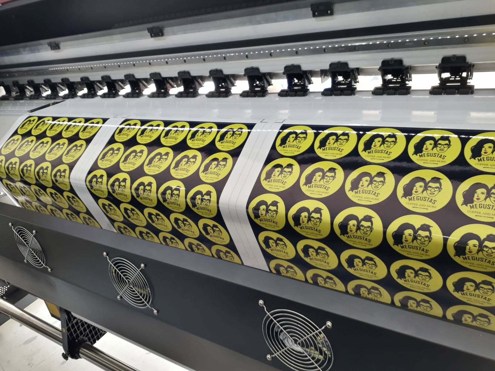 In decal theo yêu cầu giá rẻ, chuyên nghiệp tại In Sắc Màu