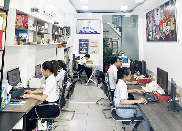 Tại sao nên chọn In Sắc Màu để đặt làm hộp giấy đựng gà nguyên con?