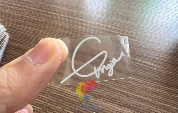 Mẫu decal chữ trắng in trên chất liệu nhựa trong