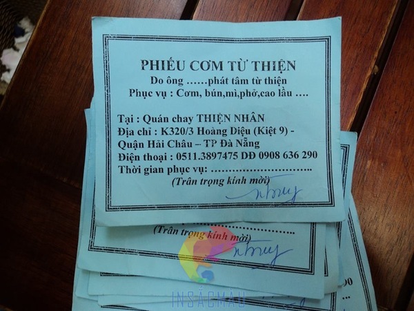 Mẫu nhận cơm từ thiện